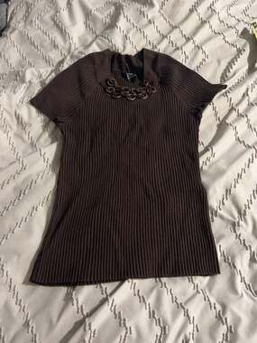 R-Q-T Brown Ribbed Short Sleeve Top with Metal Ring Detail Size L
